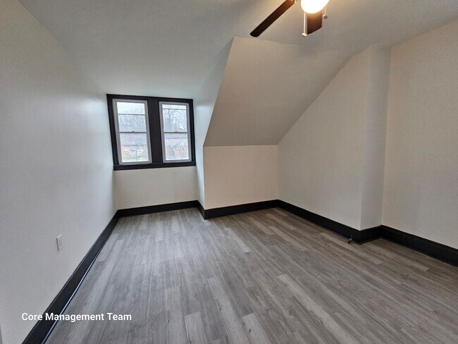 Building Photo - Newly updates 3 bedroom 1 bath apartment f...