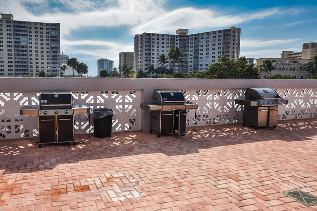 Building Photo - 405 N Ocean Blvd