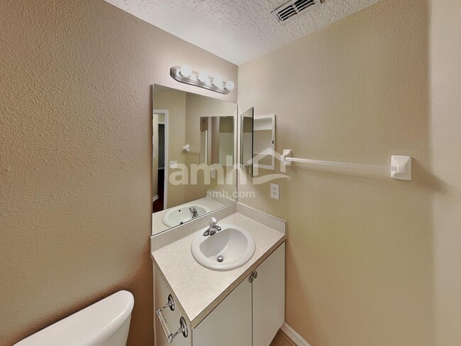 Building Photo - 1072 Bluegrass Dr