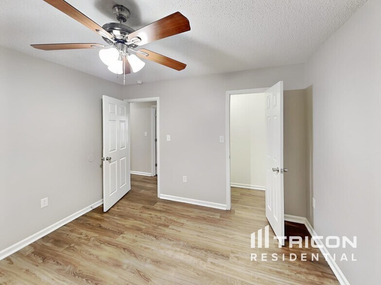 Building Photo - 10500 Southern Oak Ct
