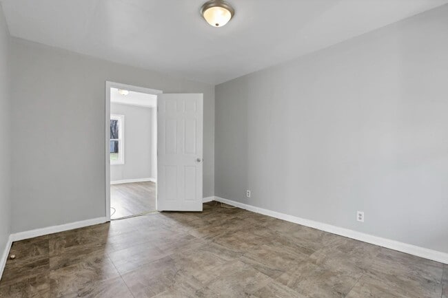 Building Photo - 590-592-592 Robinwood Ave