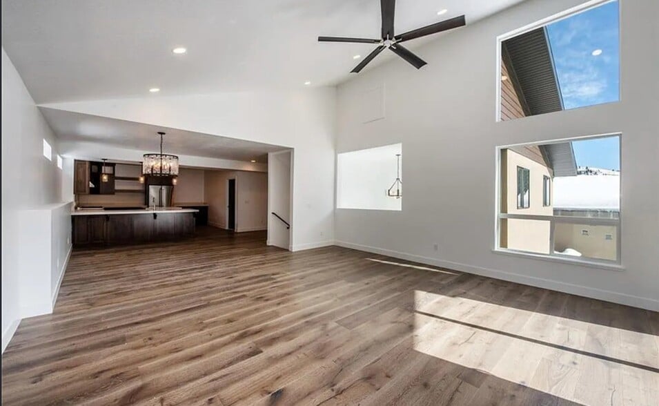 Building Photo - 570 Aspen Dr
