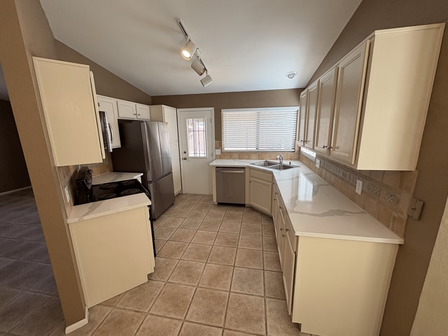 Building Photo - Eastside 3 bedroom 2 bath move in ready