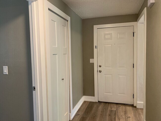 Building Photo - APPLICATION PENDING - Lovely modern 2 bedroom upstairs unit