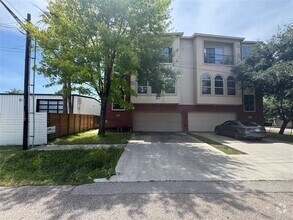 Building Photo - 1419 Sandman St