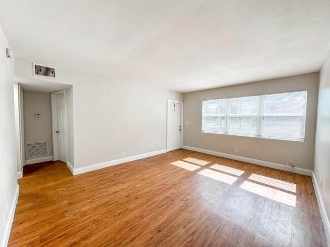 Building Photo - 821 3rd St