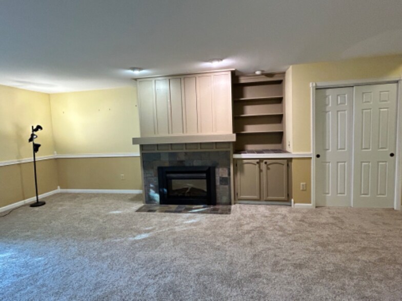 Building Photo - 2055 Old Falls Dr