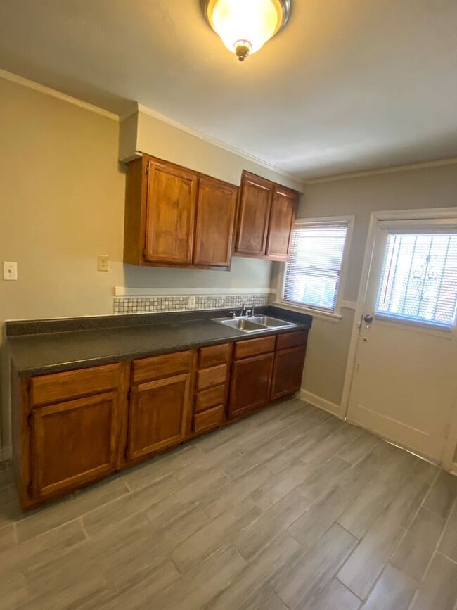 Building Photo - 1 bed, 1 bath (new appliances) in Berclair