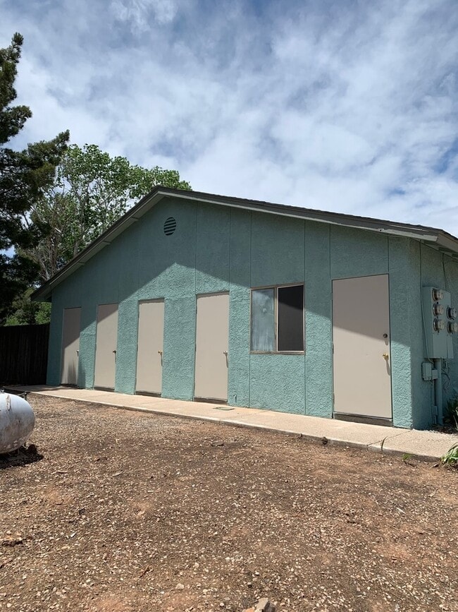 Building Photo - FOUR-PLEX SINGLE LEVEL APARTMENT - CLARKDALE