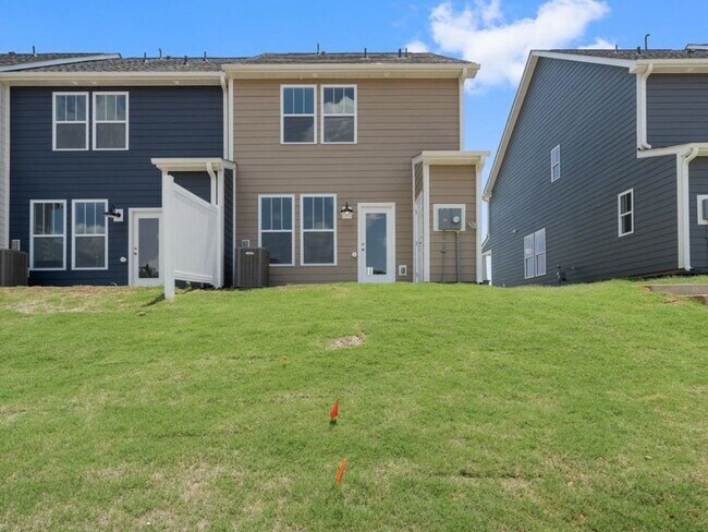 Building Photo - 4 Bedroom Townhome in Spartanburg
