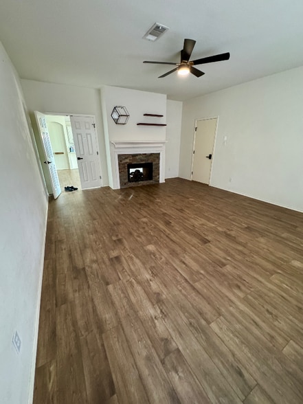 Building Photo - 4101 Watersedge Dr