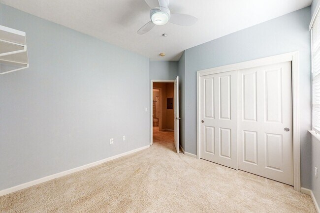 Building Photo - Town House Near Downtown Pleasanton  3 Bed...