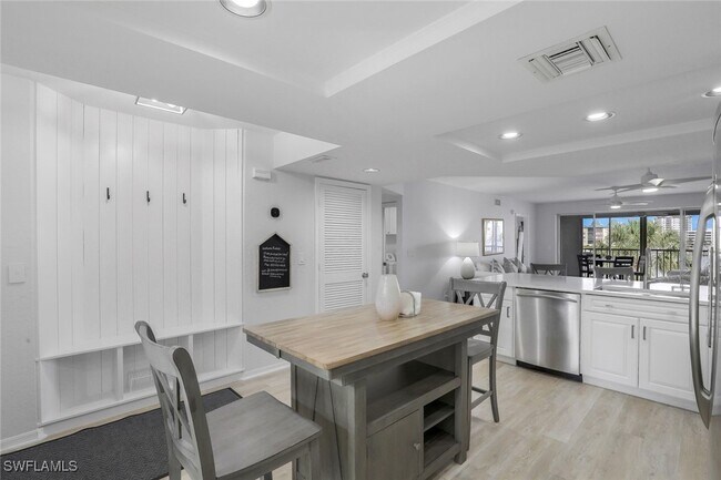 Building Photo - 9101 Vanderbilt Dr