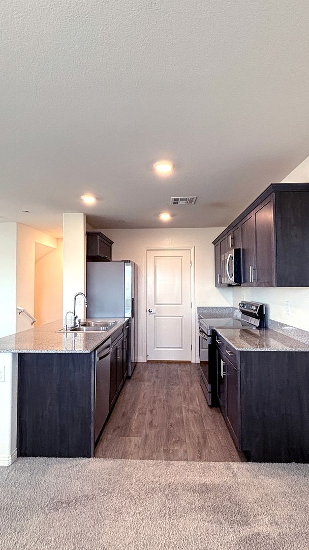 Building Photo - Wonderful 3 Bedroom townhouse with a 1 car garage - 3 levels located in North Las Vegas