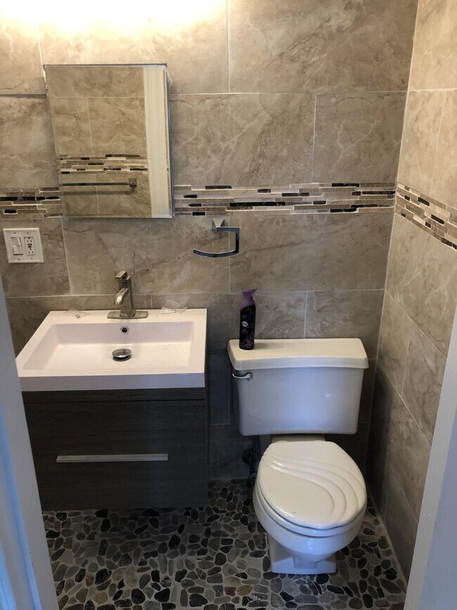 Building Photo - 918 Beacon St