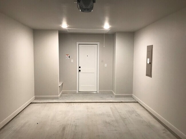 Building Photo - 2 bed/2 bath Duplex near Bunny Trail