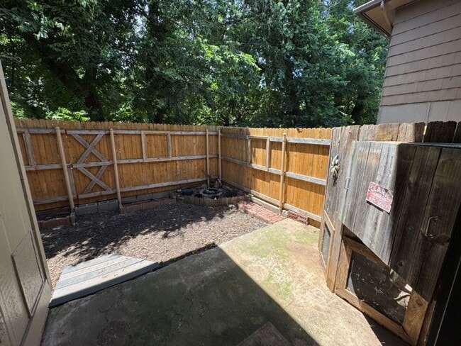 Building Photo - 2 bed 1 1/2 bath condo off NW 23rd! Putnam...
