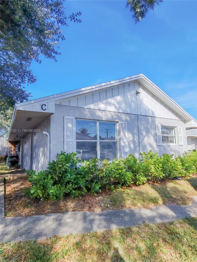 Building Photo - 1100 SW 4th Ave