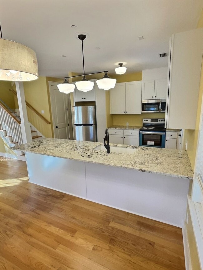 Building Photo - Commercial/Residential 3 Bedroom 3 Bath Cottage Close to Downtown Ocean Springs