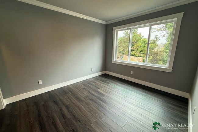 Building Photo - 424 Manor Dr