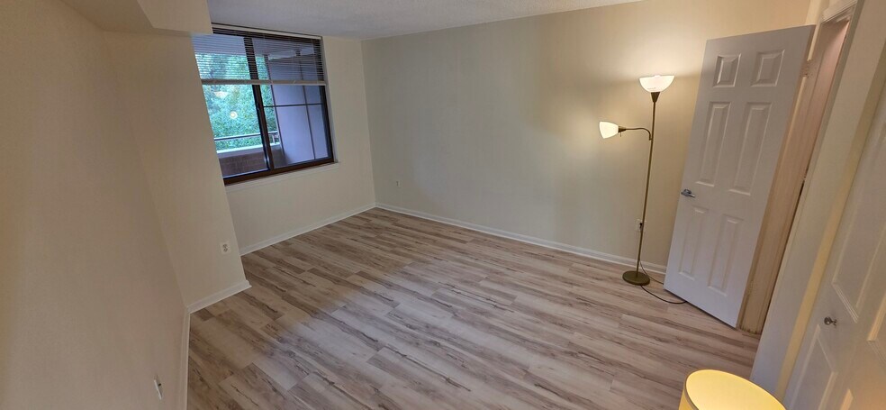 Building Photo - 10101 Grosvenor Pl