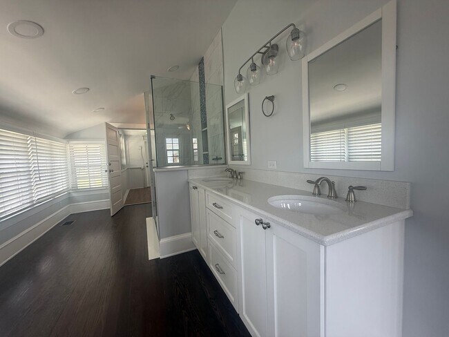 Building Photo - Beautifully updated 3 bedroom 3 bathroom home