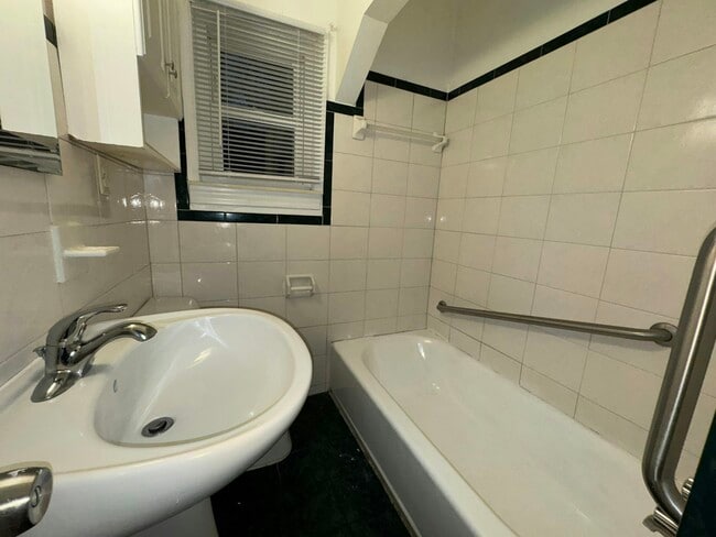 Building Photo - 2363 E Maple Rd