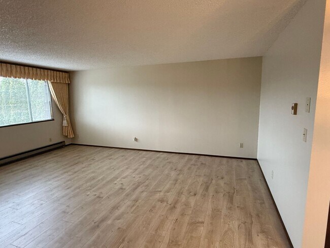 Building Photo - Save $500 on 2nd Month Rent