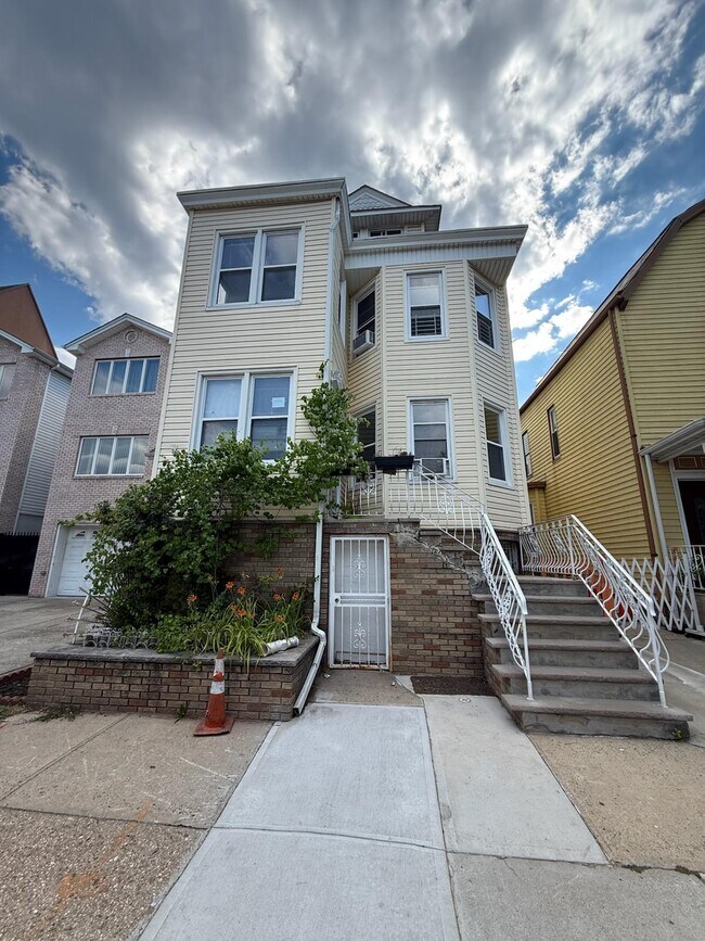 Building Photo - 308 Davis Ave