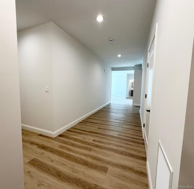 Building Photo - 905 Oakridge Cmns