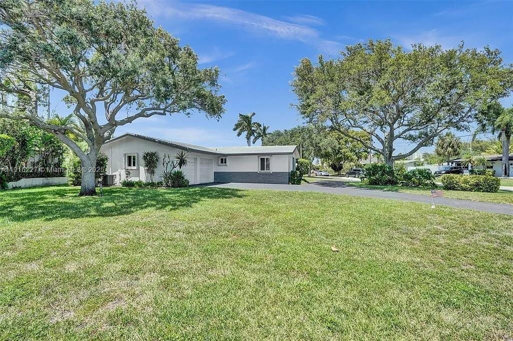 Building Photo - 2761 NE 12th St