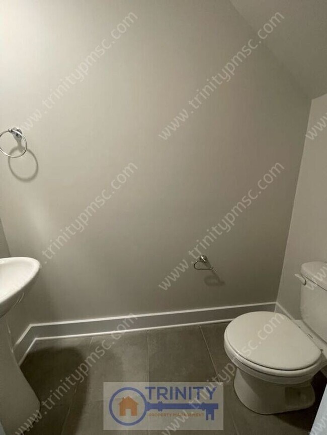 Building Photo - Beautiful and spacious! Ready for move in!