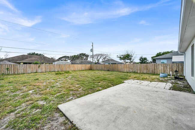Building Photo - 726 SW Bond Rd