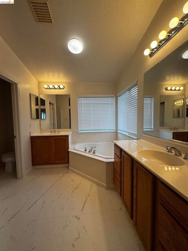 Building Photo - 8224 Shay Cir