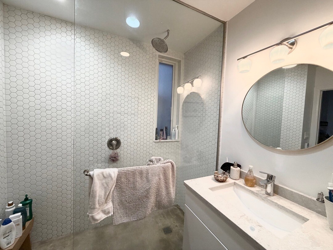 Building Photo - 2121 N Albany Ave