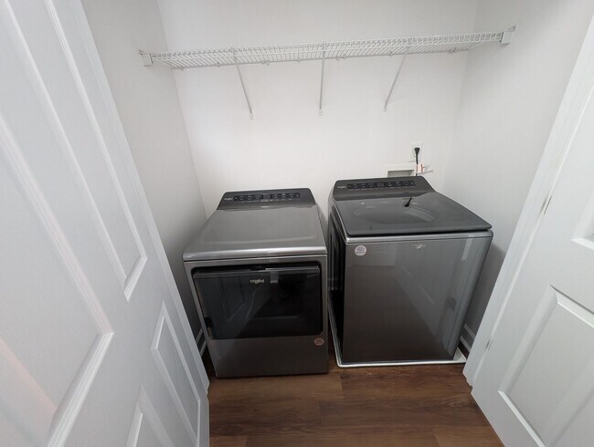 Building Photo - Pristine End Unit Townhome located in the Prosperity Place community!