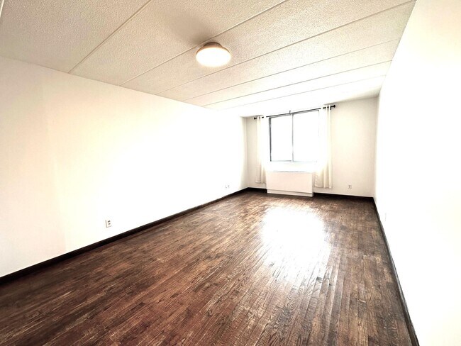 Building Photo - 97-12 63rd Dr