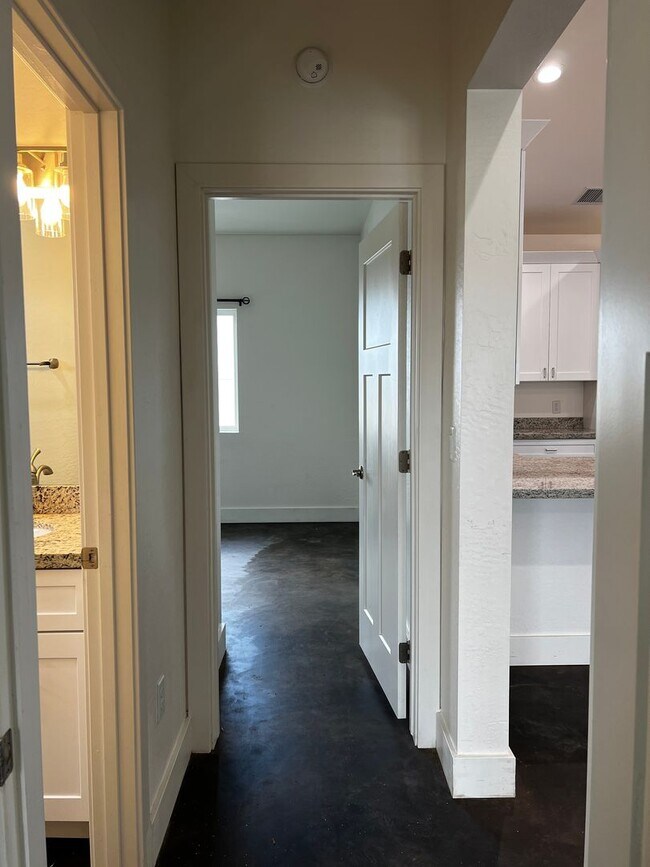 Building Photo - 3 bed/2 bath House with private Hot Tub