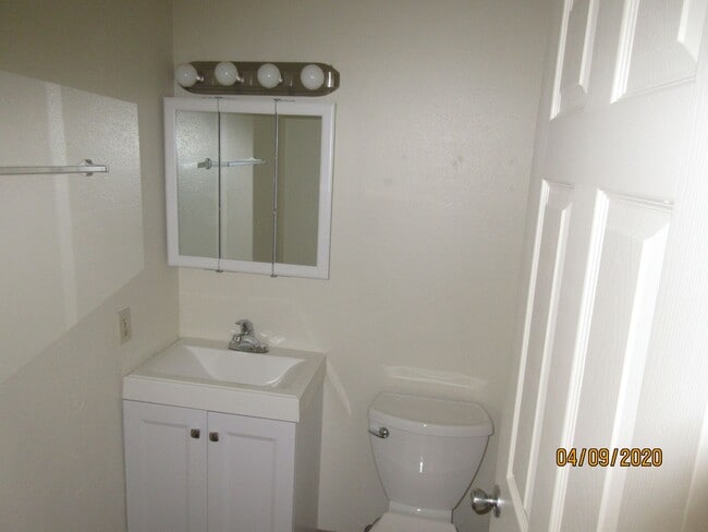 Building Photo - (905) Draper Apartments - 3 Bed / 1.5 Bath...