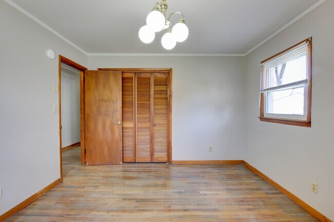 Building Photo - 104 W McReynolds Dr