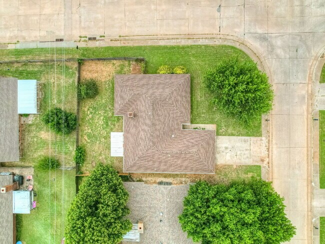 Building Photo - Updated 4-Bedroom Home with Spacious Layou...