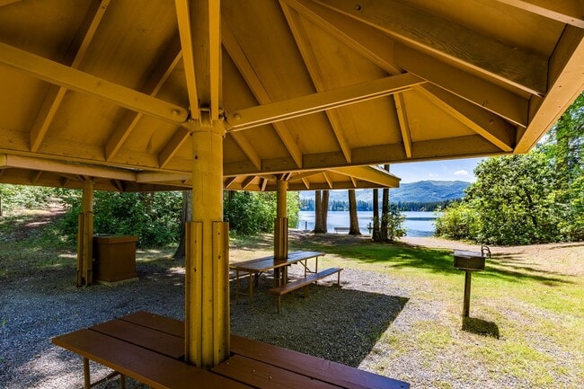 Building Photo - Spacious Open Layout 3 bedroom, 2 bath Rambler in Clearwood!