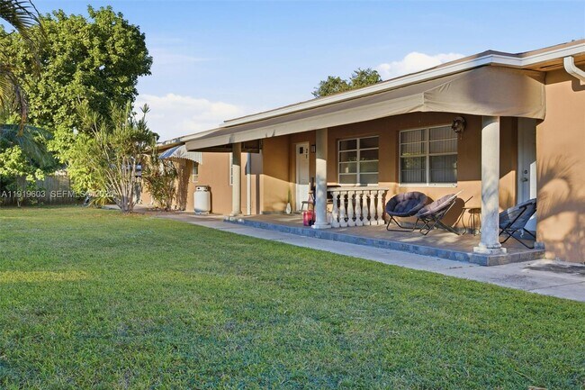 Building Photo - 2445 SW 18th St