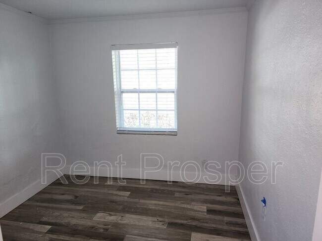 Building Photo - 1130 W Lake Brantley Rd