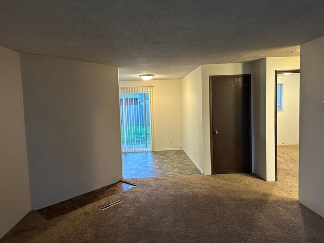 Building Photo - Great single level 2 bed/1bath duplex in T...