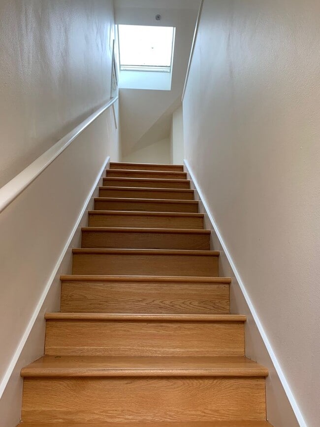 Building Photo - In the heart of Green Lake 3 bed 2.5 bath townhome for rent
