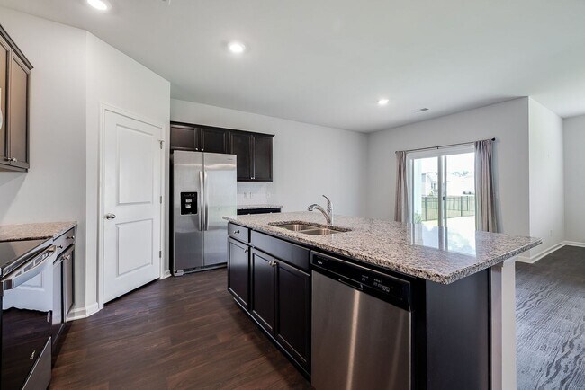Building Photo - Stylish 4-Bed 2 Bath Ranch Home with Moder...