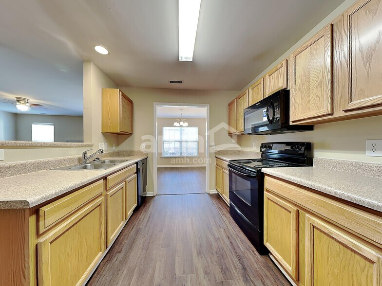 Building Photo - 1528 Pebble Ridge Dr