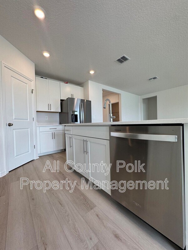 Building Photo - 2061 Rosewood Dr