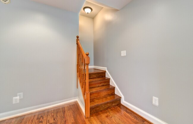 Building Photo - 1921 9 1/2 St NW